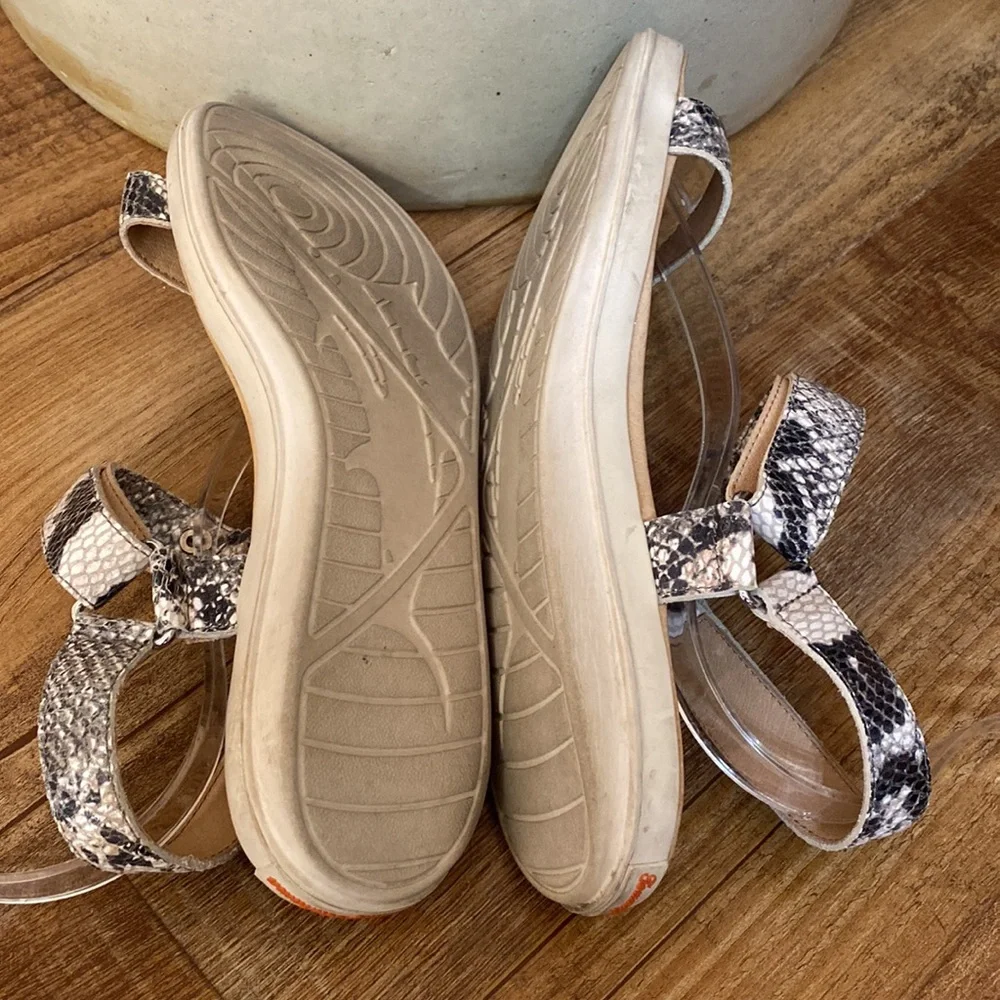 Tommy Bahama Inisha Reflexology Leather Snakeskin Black cream sandals size 9
